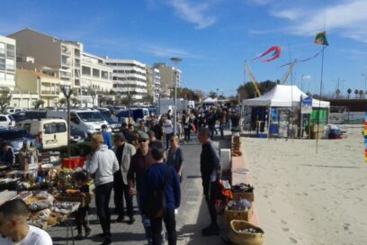 Affiche Puces et brocante par l'association Volovent - Agrandir l'image, fenêtre modale